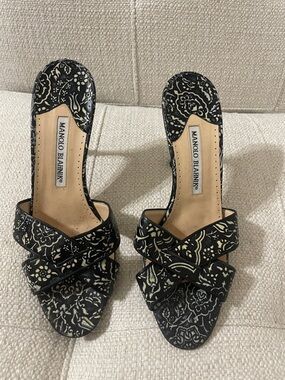Manolo Blahnik Black & Cream Floral Pattern Slide Mules